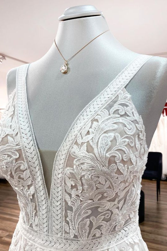 Long A-line Sleeveless Tulle Wedding Dress with Lace Appliques