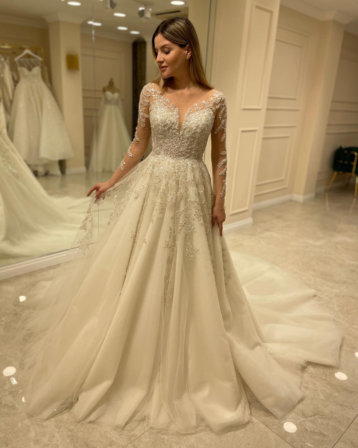 Elegant A-line Lace Appliques Wedding Dress with Long Sleeves